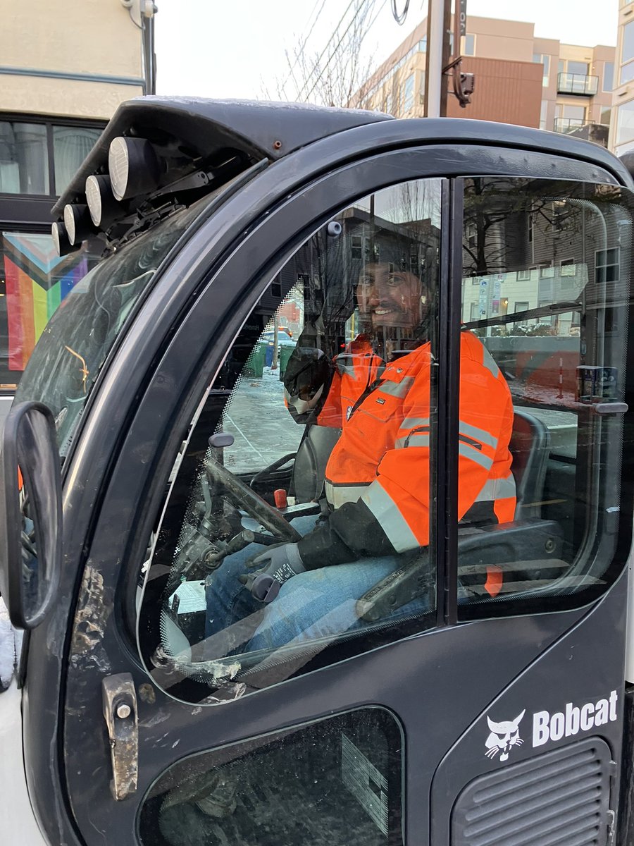 GordonOfSeattle's tweet photo. Big thanks to Luke from @seattledot for plowing and salting the pike street bike lane! https://t.co/u5u3Dc6sfS