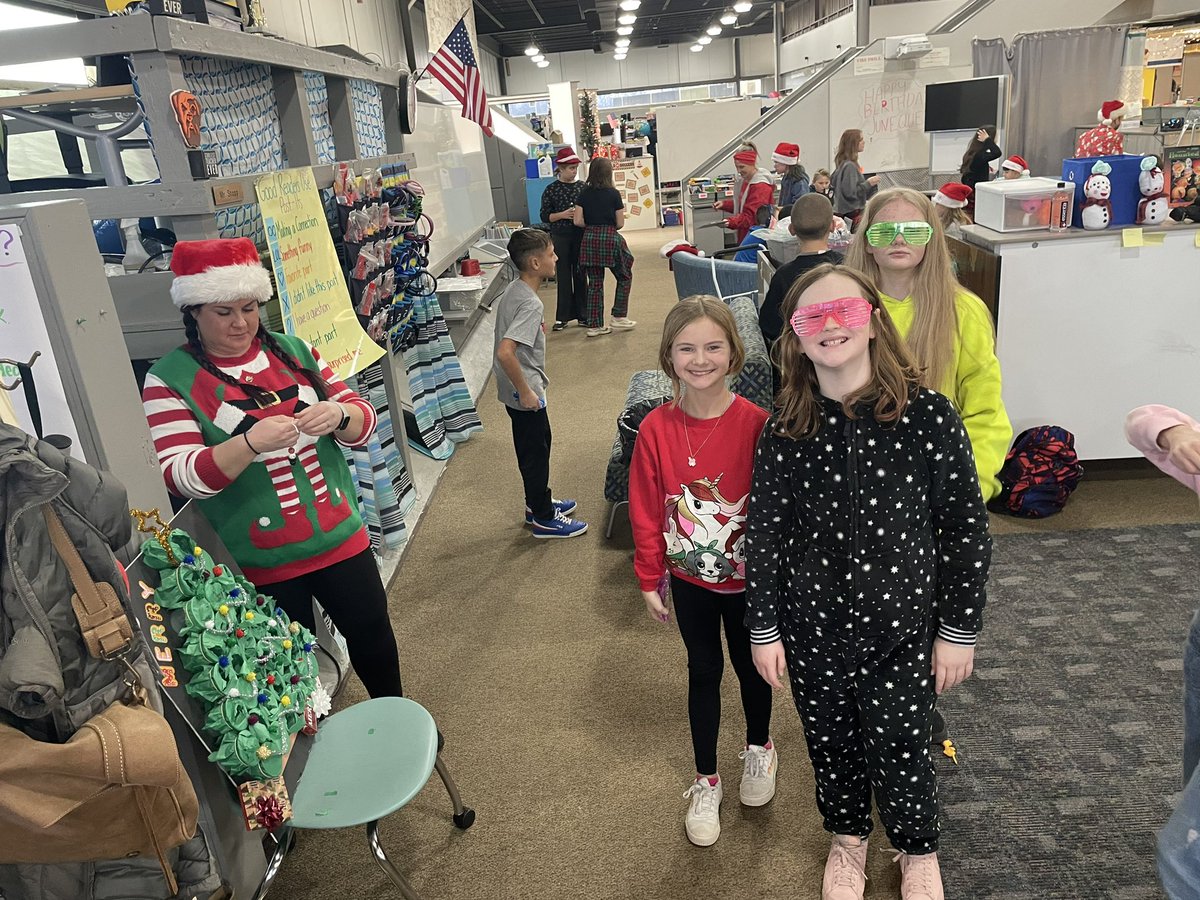 BellflowerPTA's tweet photo. Today’s winter parties were un-brr-lieveable! ❄️☃️ Lots of games, crafts, and laughs! ❄️🎄 Thank you to all of the parent volunteers who helped make today happen… you rock! 👊🏼 

See you in 2023, Bellflower! ✌🏼Have a wonderful winter break! 🎄❄️☃️ #bellflowerway https://t.co/VLWpxxgUEg