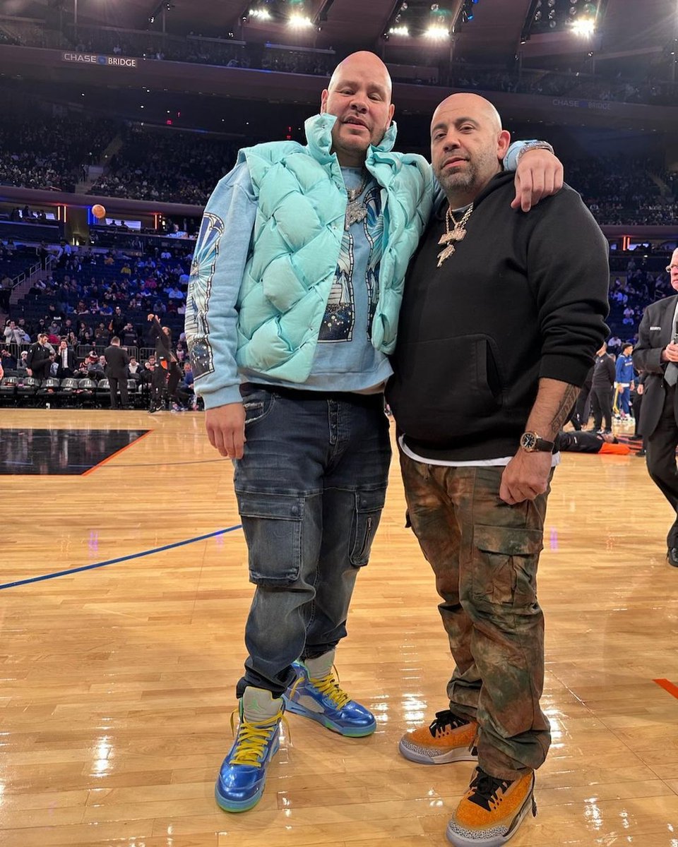 snkrfrkrmag's tweet image. 🚨 Spotted at the latest @nyknicks game: @fatjoe in the Air Jordan 5 'Easter' samples from 2013 and @_MAYOR_ in a pair of Air Jordan 3s decked in a familiar looking atmos 'Safari' colourway 👀

📸: @CyphaKnows