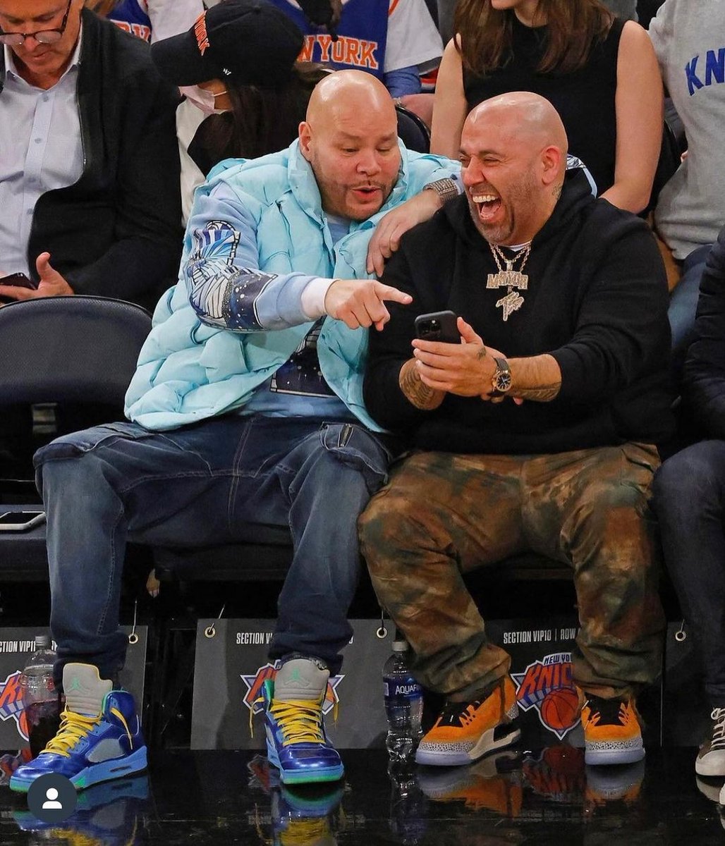 snkrfrkrmag's tweet image. 🚨 Spotted at the latest @nyknicks game: @fatjoe in the Air Jordan 5 'Easter' samples from 2013 and @_MAYOR_ in a pair of Air Jordan 3s decked in a familiar looking atmos 'Safari' colourway 👀

📸: @CyphaKnows