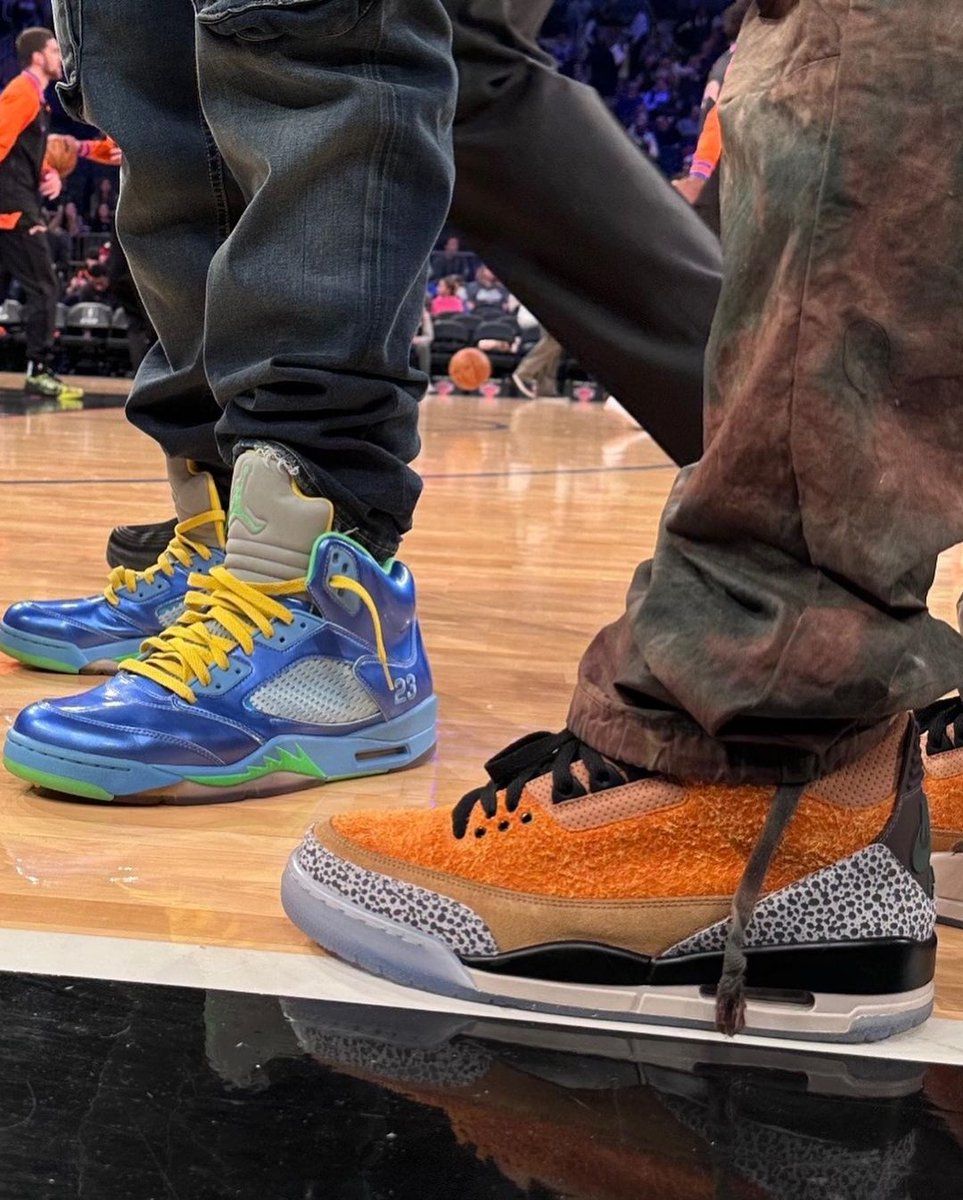 snkrfrkrmag's tweet image. 🚨 Spotted at the latest @nyknicks game: @fatjoe in the Air Jordan 5 'Easter' samples from 2013 and @_MAYOR_ in a pair of Air Jordan 3s decked in a familiar looking atmos 'Safari' colourway 👀

📸: @CyphaKnows