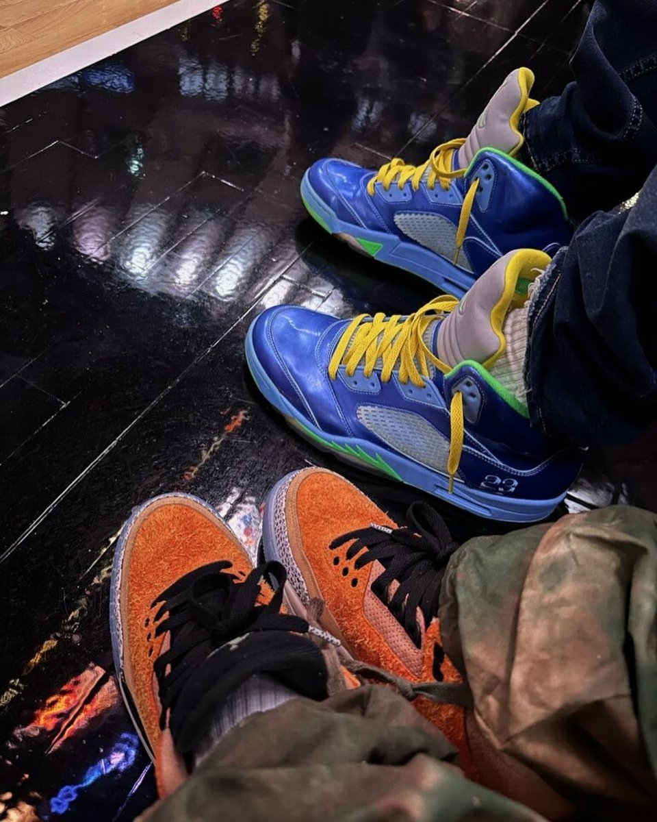 snkrfrkrmag's tweet image. 🚨 Spotted at the latest @nyknicks game: @fatjoe in the Air Jordan 5 'Easter' samples from 2013 and @_MAYOR_ in a pair of Air Jordan 3s decked in a familiar looking atmos 'Safari' colourway 👀

📸: @CyphaKnows