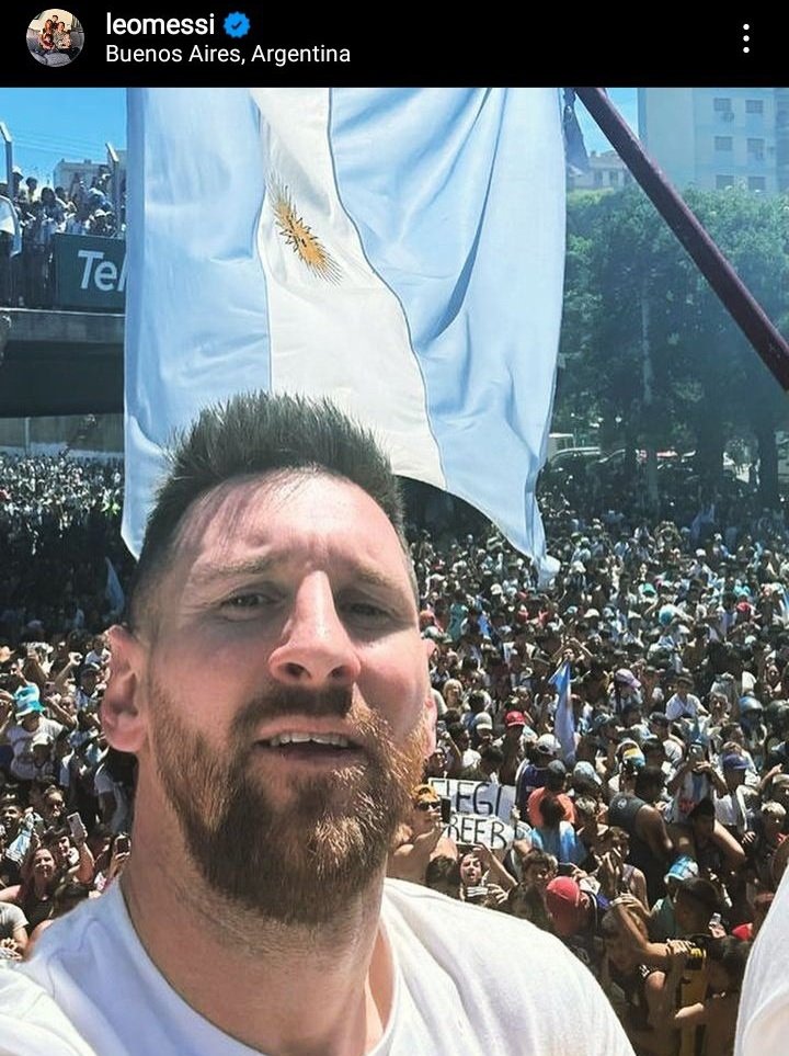 Todos: ay voy a editar la foto porque no me gusta como salí
Messi:
