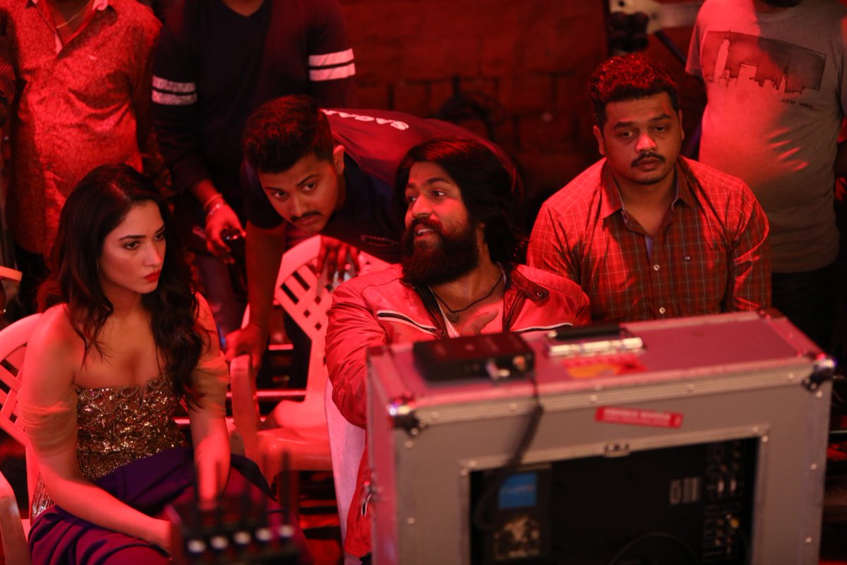 rocky__forever's tweet photo. These pics are enough how he involves him in behind the screen (directional department) being an actor 🔥
#YashBOSS #Yash19 🔥 @TheNameIsYash
#4YearsForGameChangerKGF https://t.co/6DBZ7lHuOq