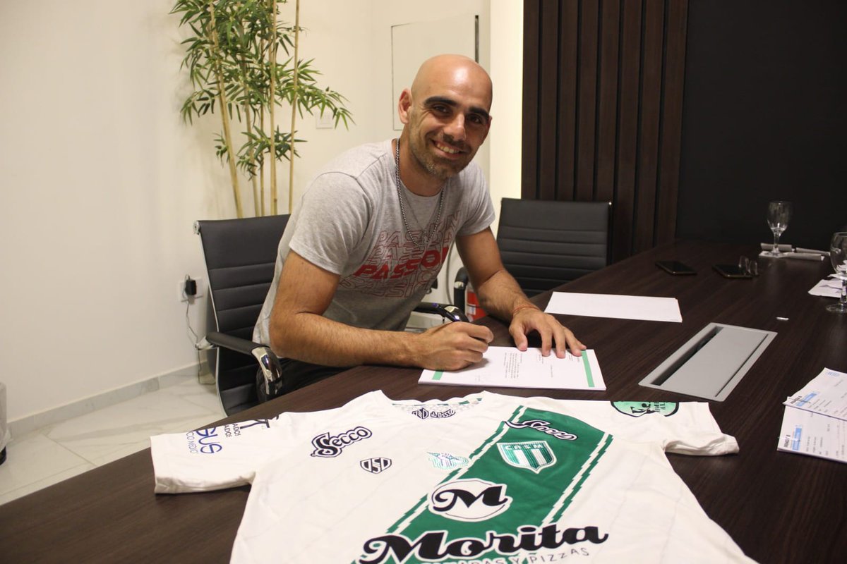 Oficial_CASM's tweet photo. El Club Atlético San Miguel comunica que Nahuel Sica (Volante, proveniente de Deportivo Armenio) estampó su firma ✍️ y es nuevo #refuerzo del primer equipo de Gustavo Coleoni.
⚠️El jugador llega en condición de préstamo por un año.
⚽ ¡¡¡ Bienvenido Nahuel!!!
📸@KesslerCM https://t.co/WuAVCJmcxJ