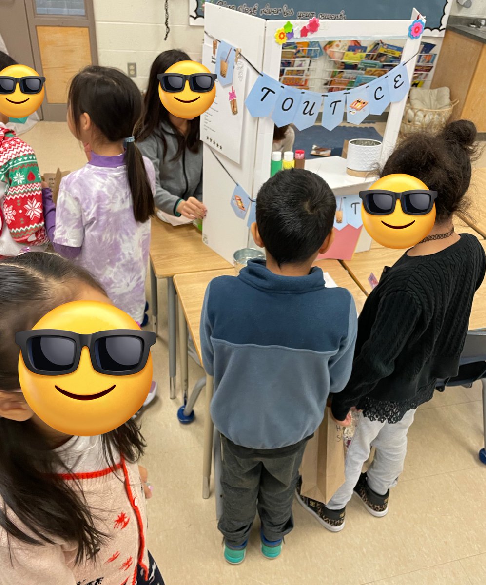 ClassedeMmeD's tweet photo. Thank you to Mme Hamilton’s class @AClarksonPS for being such great customers at our stores, restaurants and arcades today! The students had a blast practicing their financial literacy skills buying &amp; selling products and practicing making change $ https://t.co/rNaD46VBuA