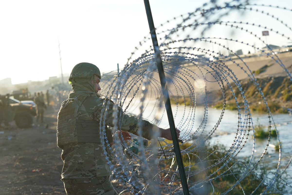 GregAbbott_TX's tweet image. Texas National Guard are working around the clock to secure our border. 

Many are away from family &amp;amp; loved ones this Christmas. 

Thank you for your selfless service &amp;amp; for protecting your fellow Texans.