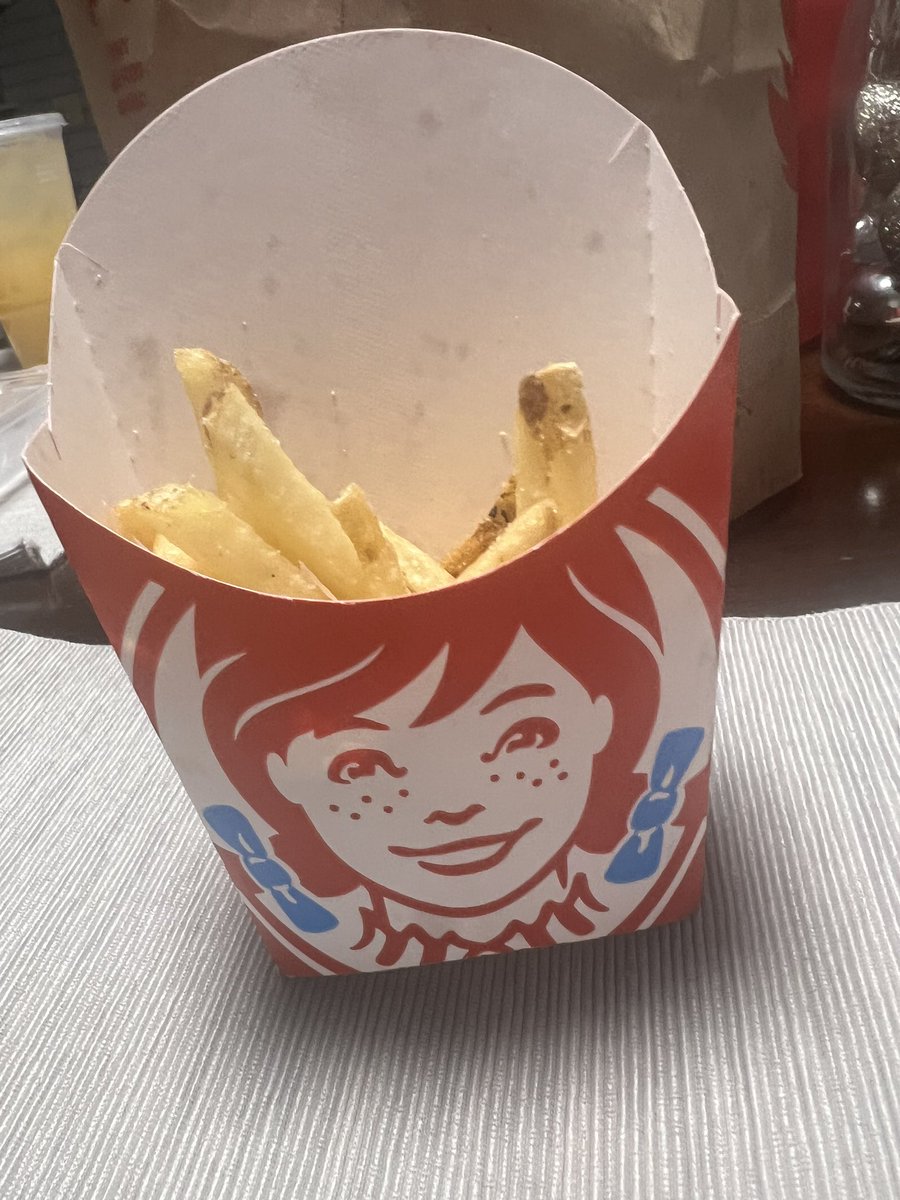 galfriday244's tweet photo. @Wendys in Glenmont NY are you serious with this? https://t.co/Wqynni9Fzs