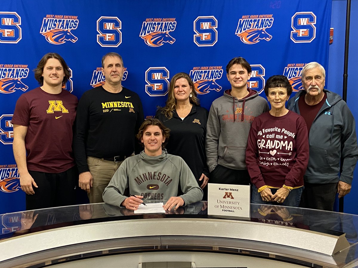 KarterMenz's tweet photo. Officially a Gopher!!✍🏼〽️ #RTB @GopherFootball https://t.co/7VgzhVU0xw