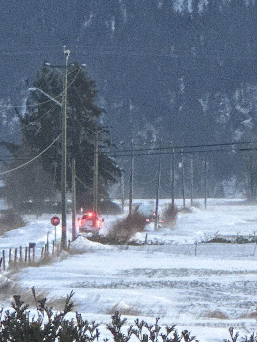 ShanHowls's tweet photo. @EAMOperations Johnson rd needs help. Local fire fighters cannot get out and fuel trucks are stuck. SOS #priorities https://t.co/C6U1m1rD7R