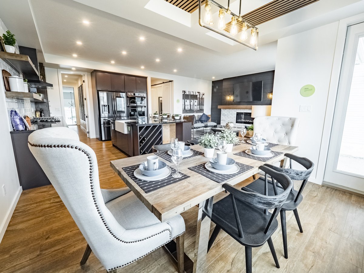 How are you planning on setting your table for your holiday dinner? Taller centerpieces to make a statement, or more minimal ones to make room for all the tasty dishes?