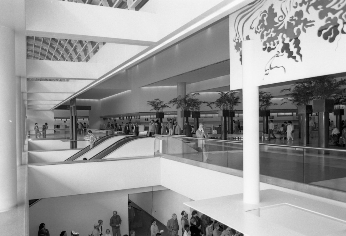 SFOMuseum's tweet photo. Take a walk through the past! Our collection
includes many interior photos of the airport through
the years, over one hundred and thirty of which are online: https://t.co/2ZN5zkSnR4
#AvGeek #SFOHistory #airport https://t.co/MDcET2fTiD