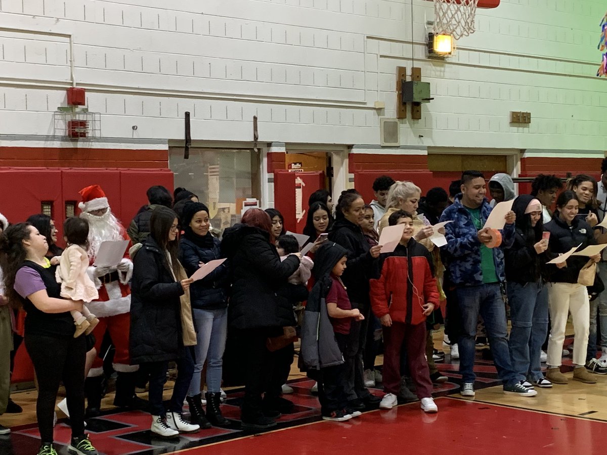 IB_Hubbard's tweet photo. Food, fun, and festivities at the annual Posada at Hubbard! @HHSGreyhounds https://t.co/x2PzzCUDPO