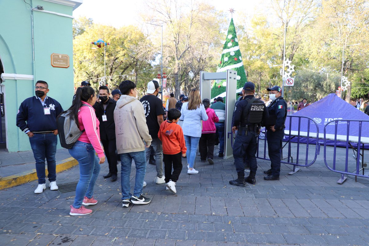 SSC_TLX's tweet photo. #SSC || 🚓 Sin bajar la guarda en el resto del estado, la @SSC_TLX implementa los dispositivos de seguridad correspondientes a los eventos de la #Maxiposada que se lleva a cabo en el 📍zócalo de la capital tlaxcalteca así como en la #VillaNavideña (1/2) https://t.co/tQfSIxkFCS