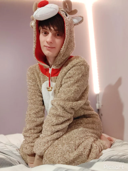 Happy holiday <3 ~ I'm a deer now :333  #Femboy #Holiday #Deer https://t.co/T8EljcRUjq<a href="/tag/holiday"class="tags"><span>#holiday</span></a><a href="/tag/deer"class="tags"><span>#deer</span></a>