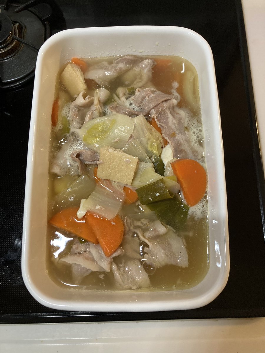 chokkan_taro's tweet photo. さあ、とりあえず昨日の鍋の残り食べよ。
今日も頭痛いわ、昨日よりほんの少しマシかも。
近くのメンタルクリニックどっかに行こうと思って検索したら、どこも行かないほうがいいですよってコメントばっか。
はぁー、、救われない人生。。 https://t.co/HSAh1B4wZd