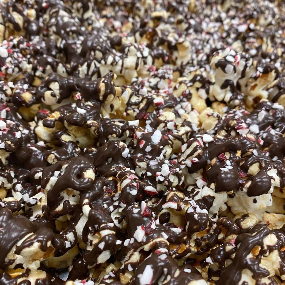 AFGPopcorn's tweet photo. This is what a merry Christmas looks like! 🎄 All enjoy even a belayed festive surprise. 🍿❤️

#lategift #lastminutegifts #christmasgifts #peppermint #chocolate #giftideas #gourmetpopcorn #americasfavoritepopcorn https://t.co/vxW5BjwKJa