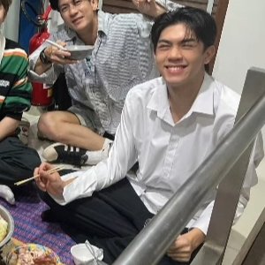 2OL71's tweet photo. ตื่นมาเจอไรเนี่ย พวกแฝดพี่สิบเก้าแต่งตัวเหมือนกัน หล่อเหมือนกัน กินกันไม่ลง 😭😭😭😭😭😭😭😭😭😭😭 https://t.co/seuSyh7UsI