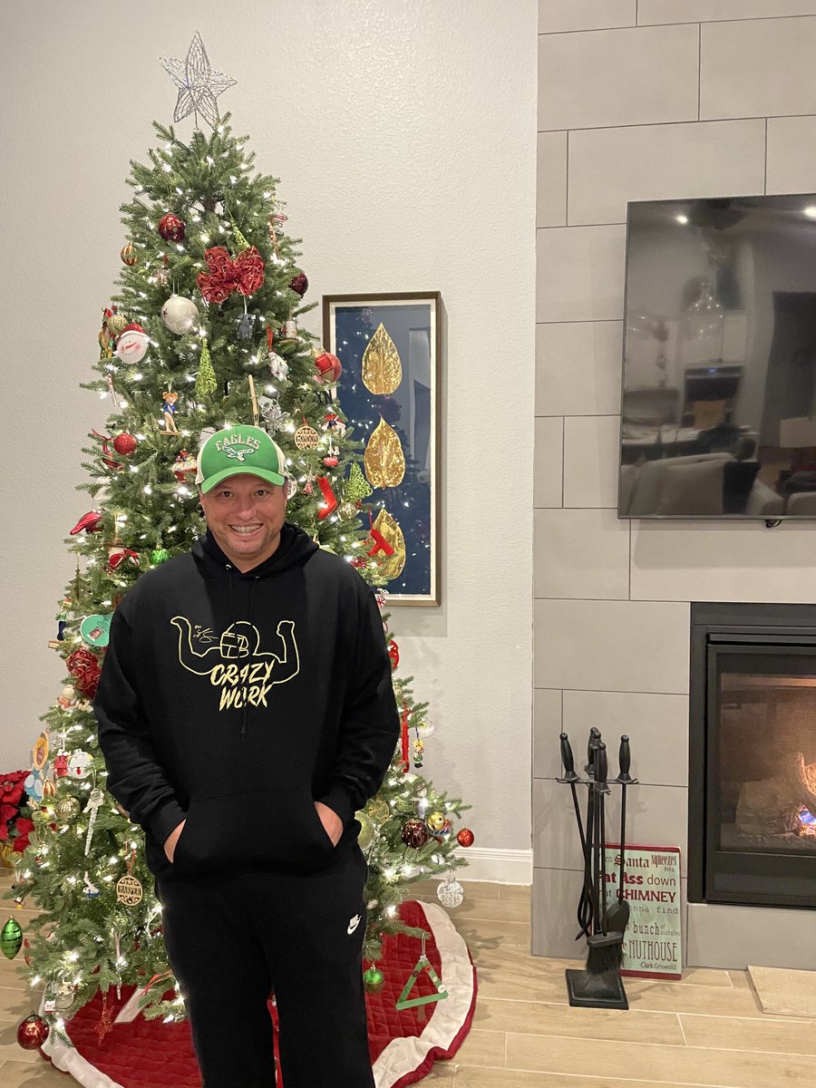 SynergyPro7's tweet photo. Thank you my guy ⁦@CutonDime25⁩ LeSean “Shady” McCoy for the Christmas “Crazy Work” Hoodie! #flyeaglesfly #billsmafia #synergypro https://t.co/5SBg8tqCXl
