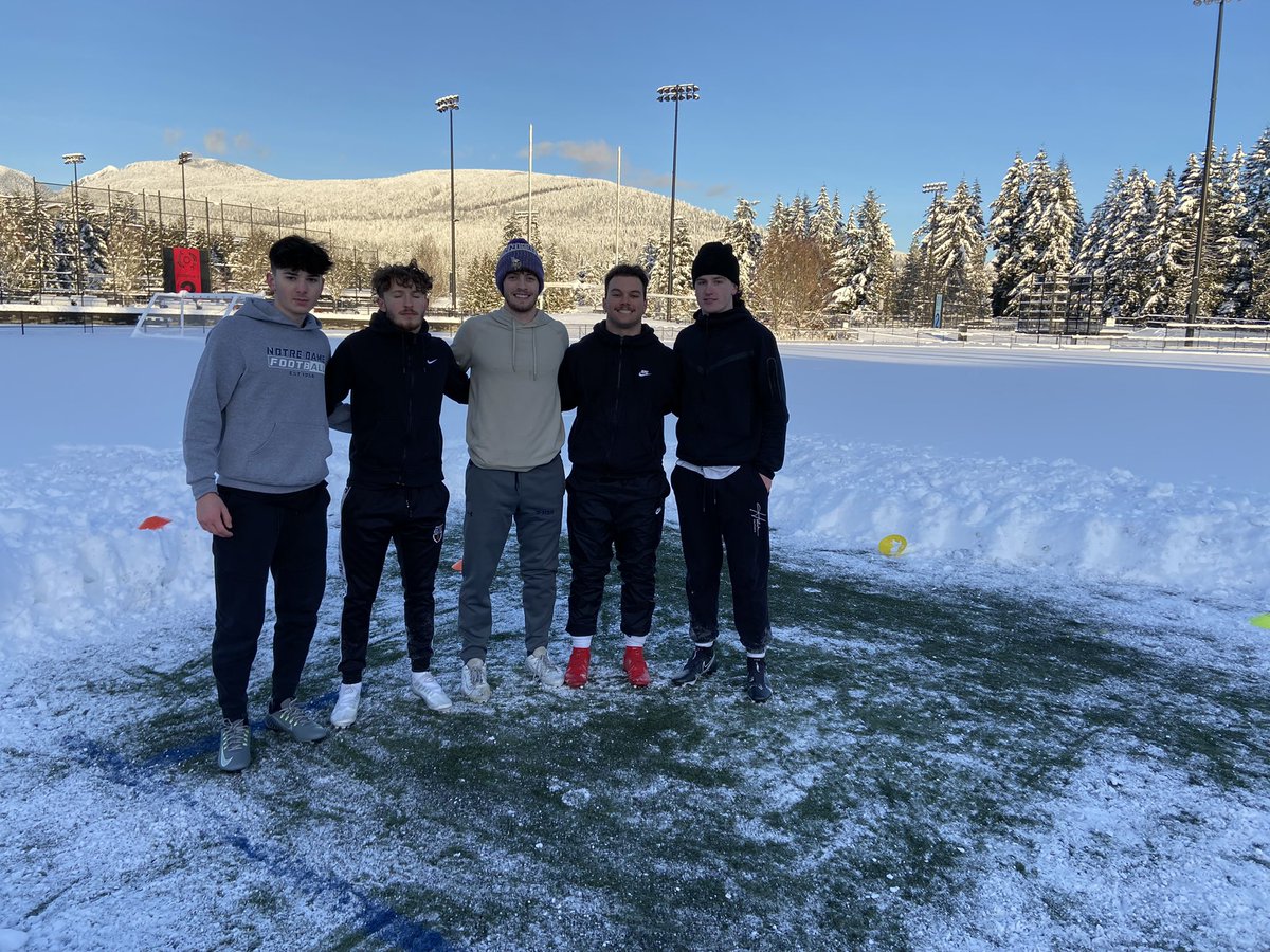 saintjordan21's tweet photo. What’s a little snow!? Happy to have some of the ‘band’ back together again, working hard over the holidays (L-R: @Antonio_Conte13 @SLiberman37 @Ethan27532894 @kylehuish5 @PanteLuca). @UofTBluesFB @StFXFootball @SFUFootball @UABearsFootball https://t.co/22R1FW4IOj
