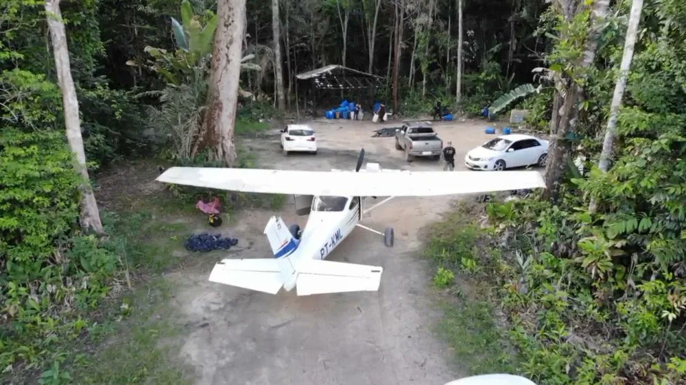 #Brazil🇧🇷 - 21Dec2022
A Cessna 182P was intercepted by #FAB and was directed to land at the Boa Vista Intl Airport but instead landed at a clandestine runway in Mucajaí, Roraima. Over half a ton of skunk, the aircraft, vehicles, and firearms were seized.
bit.ly/3GcUWU8