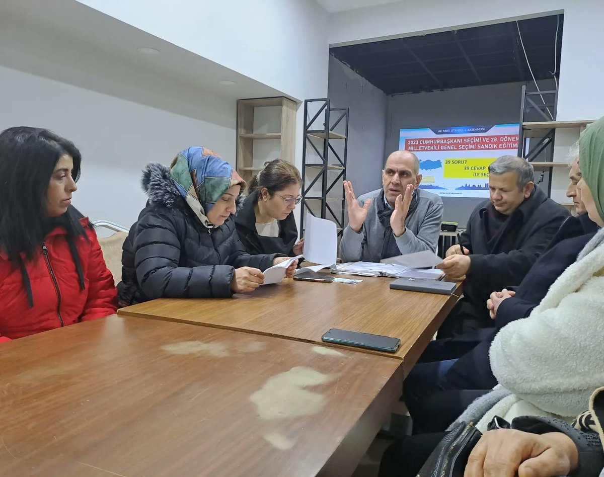 Teşkilat toplantımızın ardından sosyal işler birim başkanımız Atıf Kuru' nun Seçim işleri eğitimini dinledik. Kendisine vermiş olduğu eğitimden dolayı teşekkür ederiz. Toplantımıza katılan tüm teşkilat üyelerine de ayrıca teşekkür ederiz.
#akparti #akpartiistanbul