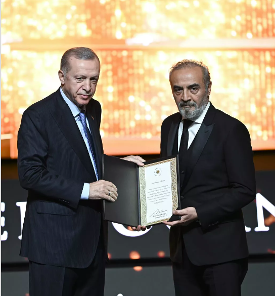 ZaferArapkirli's tweet photo. YILMAZ...

En temel değerler olan; emek, insanlık ve özgürlükler konusundaki görüşleri belli olanlarla aynı platformda bulunmayı ve onların elinden ödül almayı içine sindirirsen...

Kendini "oralarda" görürsen, biz de seni "oralarda" görünce gücenme. https://t.co/fzUqikXcmR
