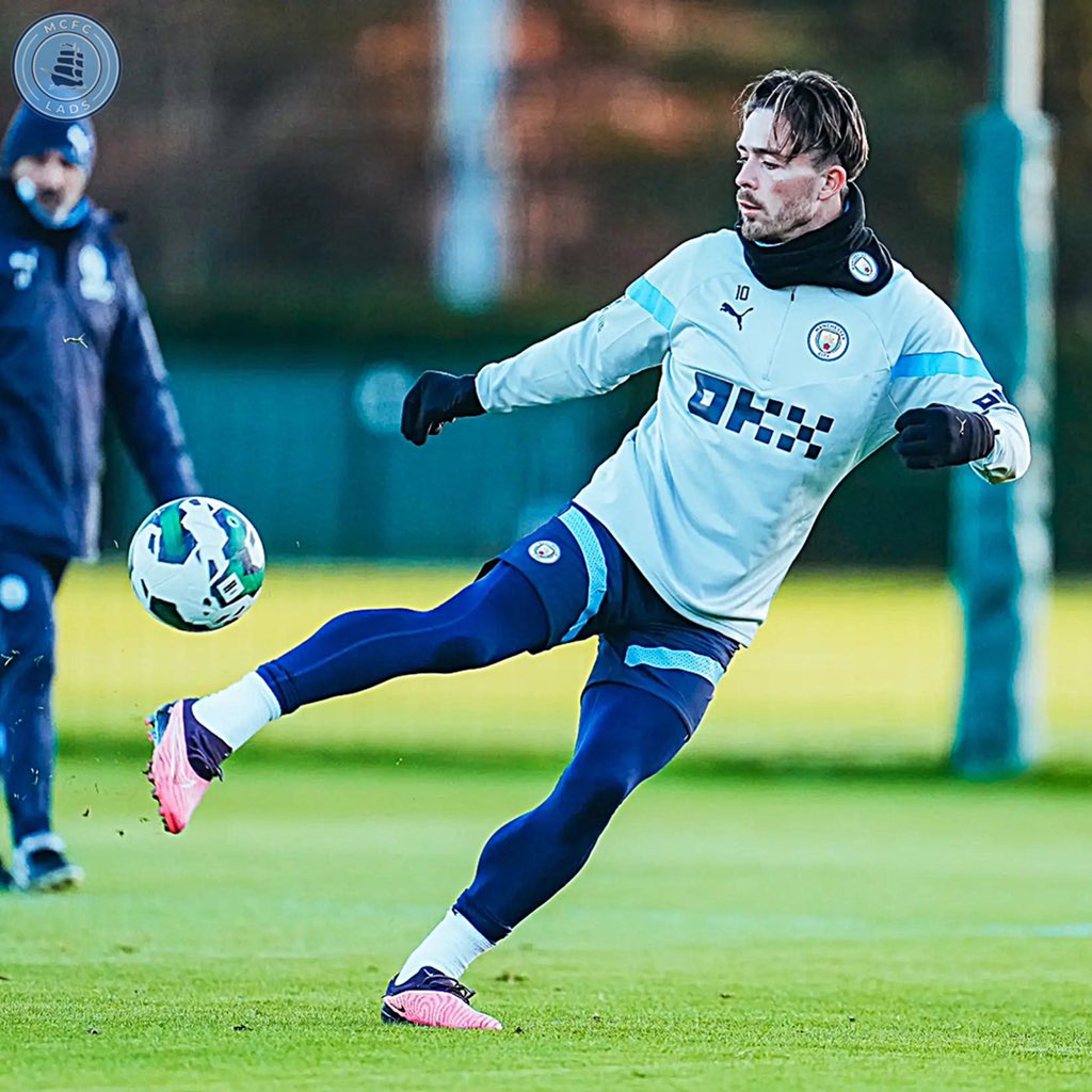 Jack aungana na wachezaji wenzake mazoezini kuelekea mechi ya leo dhidi ya Liverpool katika kombe la EFL (Carabao).

Kama haupo WhatsApp kwenye group la familia ya City, please Retweet hapa na utume namba yako DM uwe added.

Good morning