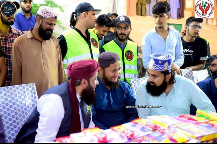 کیسے بن کر دلیر بیٹھا ہے
کر کے دشمن کو زیر بیٹھا ہے
نور اخلاق لے کر چہرے پر
دیکھو اہلسنت کا شیر بیٹھا ہے
#joinPST
#HangBlasphemerZahid