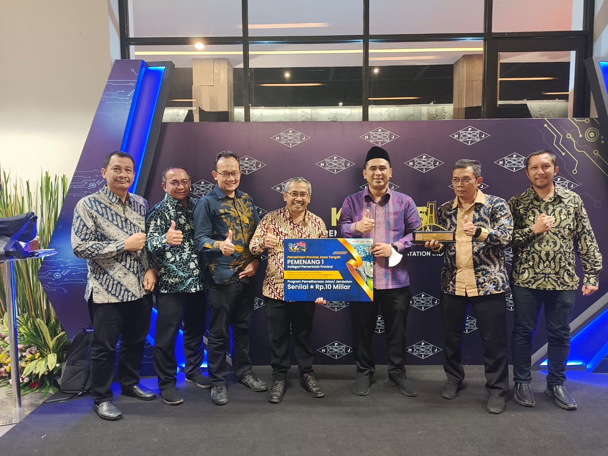 NasrulohYusuf's tweet photo. 4. 2018 kita pernah juara juga dalam ajang yang sama, tetapi juara dua, dan tahun ini kita juara satu, mendapatkan apresiasi untuk program pemeliharaan jalan dan jembatan senilai 10 miliar rupiah.
#GusYasin #PanglimaSGN
#SantriGayengNusantara 
#WagubJateng #TajYasinMZ
@TajYasinMZ https://t.co/f1ywjwXKOA