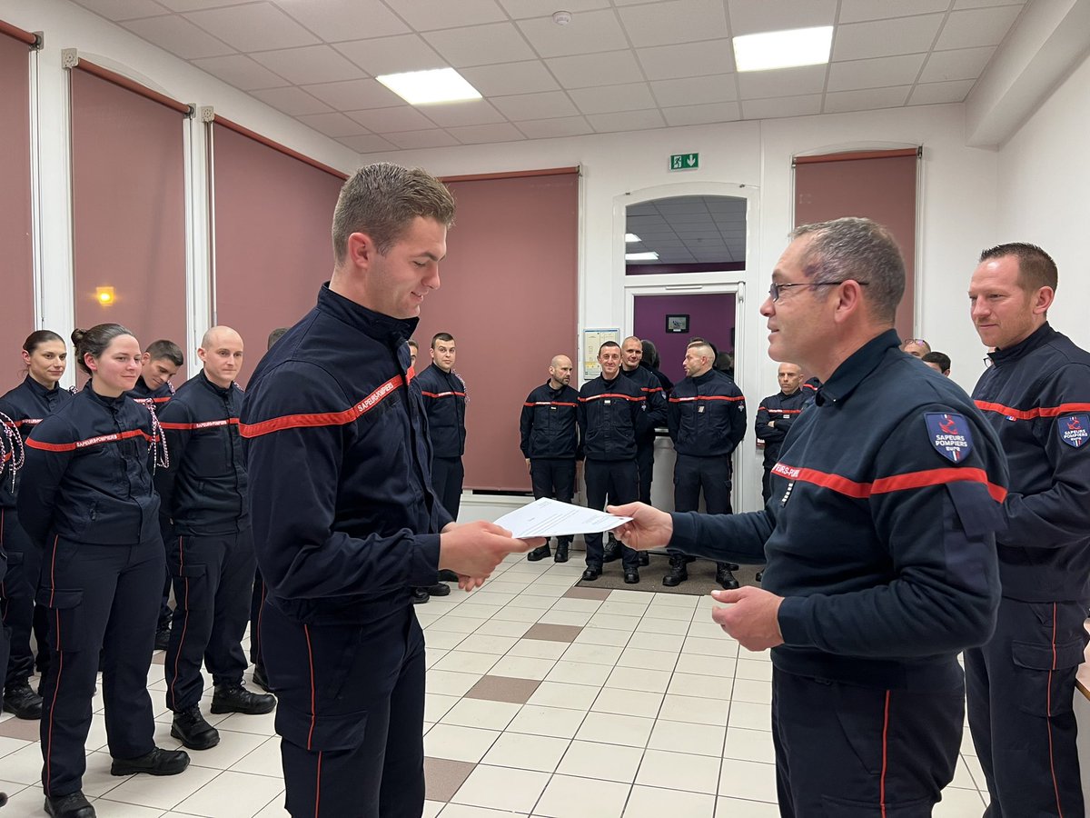 sdis27's tweet photo. Hier soir le colonel HC Ducouret a présidé la soirée de clôture de la #FiPro202201
Après 3mois et1/2 les 19 #stagiaires ont validé leur #formation
Merci aux 5 formateurs et au responsable pédagogique pour le travail et la transmission des valeurs
Rdv en janvier dans les CIS https://t.co/am8vztmQAv