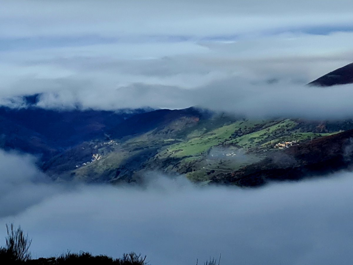Buenos días y feliz jueves, Cabreira entre nieblas y nubes.     
   Región Leonesa 🦁