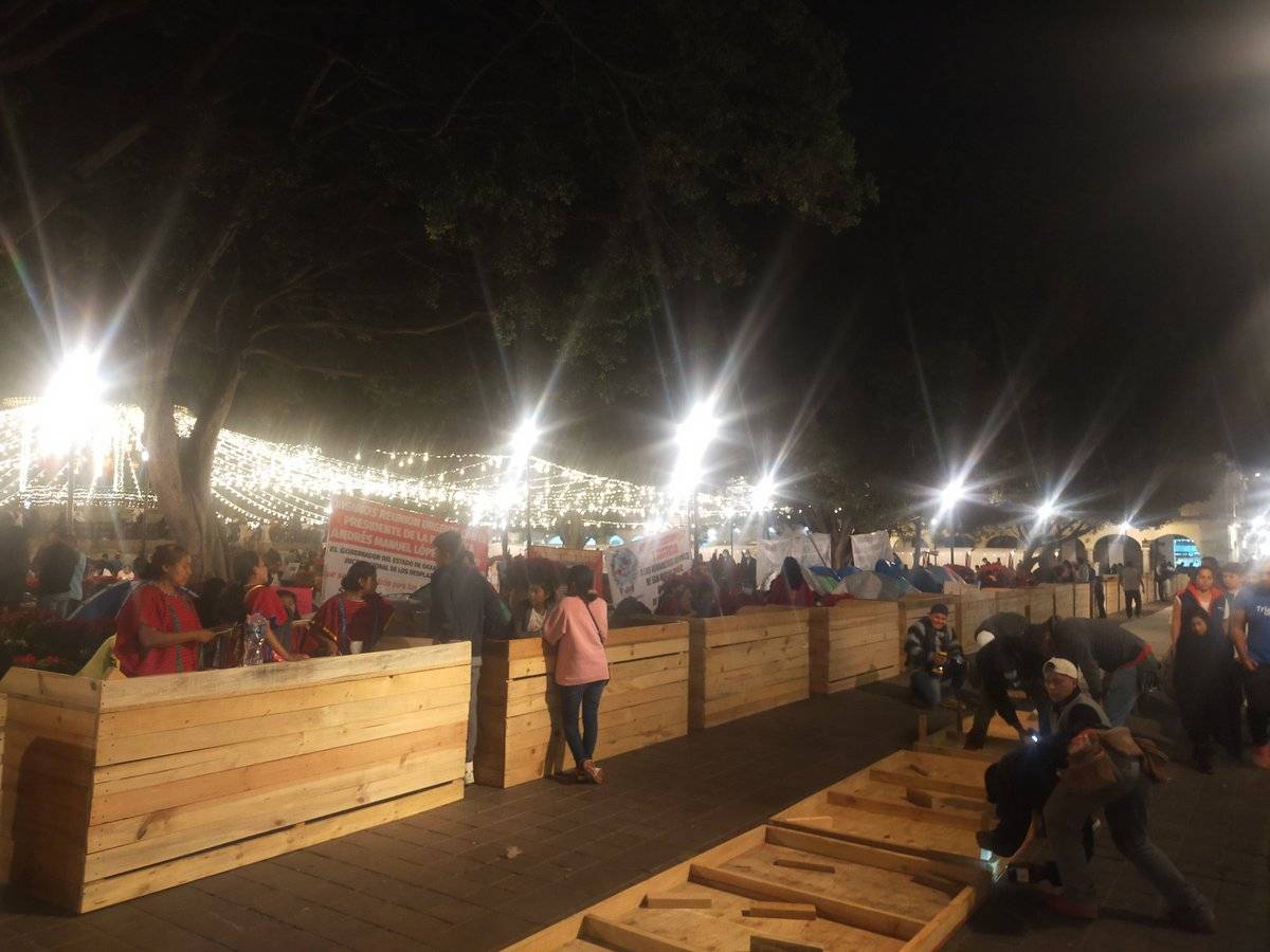 BasilioRamirezG's tweet photo. Gobierno de @salomonj tapa con módulos para "Noche de Rábanos" la protesta de #indígenas desplazados #triquis de San Juan #Copala y San Miguel Copala del zócalo de #Oaxaca @CIDH @lopezobrador_ @JulissaMantill6 @TaniaReneaum #AMLO #MORENA #4taRepresión  #4taTransformación https://t.co/RfjjsV36iW