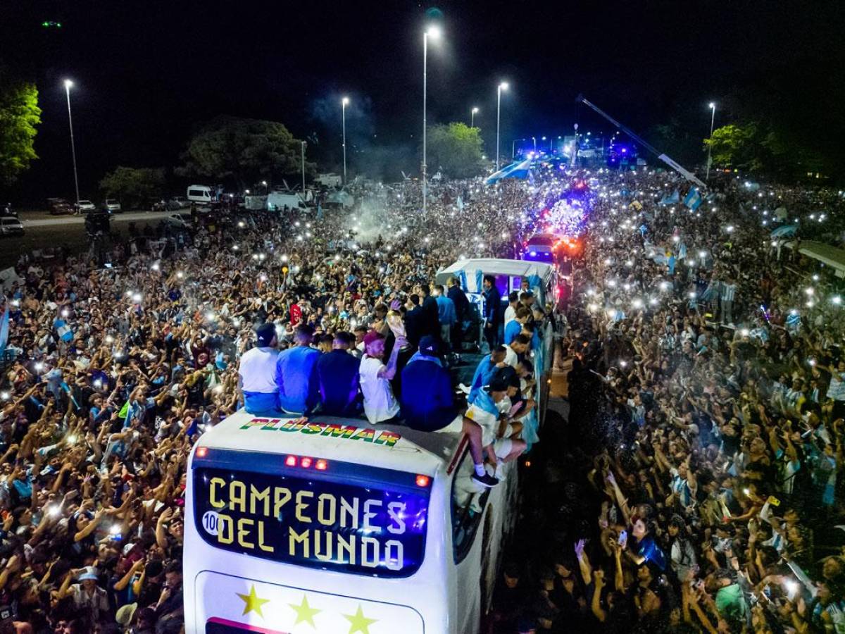 _lakaiser's tweet photo. AU SCALONETA x MAR DE LAS POMPAS

donde la scaloneta vuelve de ganar el mundial y deciden pasar sus ultimos días juntos en las mejores playas argentinas

O

donde pierden casi todo su premio multimillonario saldando deudas de la afa y sus vacaciones terminan siendo no tan lujosas https://t.co/lTuBUzEBqq