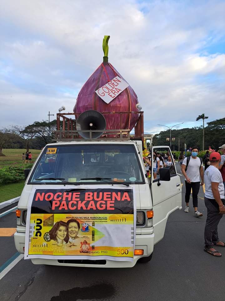 pinoyanghang's tweet photo. Magkano kaya ginastos nito para gumawa ng higanteng sibuyas lantern na ipinarada sa UP Diliman kahapon, bukod sa cost ng machine-printed tarp, sound system rental at gas? Sabay protesta sa halagang P500 noche buena package?

Weird. https://t.co/r0kRBxsyIl