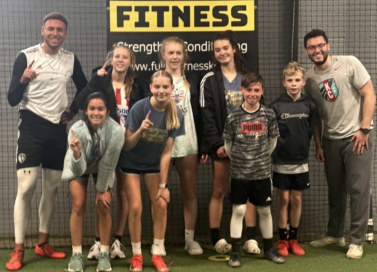 blue_ecnl's tweet photo. Some of the girls had a great time training with the best Centerback in KC @KortFord @SportingKC @MurielGamble26 @kinlyrodell11 @catejern9 @natalie_scobie @Izziedk16 @full90fitness @SBV_ECNL @SPORTINGBV @ECNLgirls @TopDrawerSoccer @ImCollegeSoccer https://t.co/TUgSQoaD7R