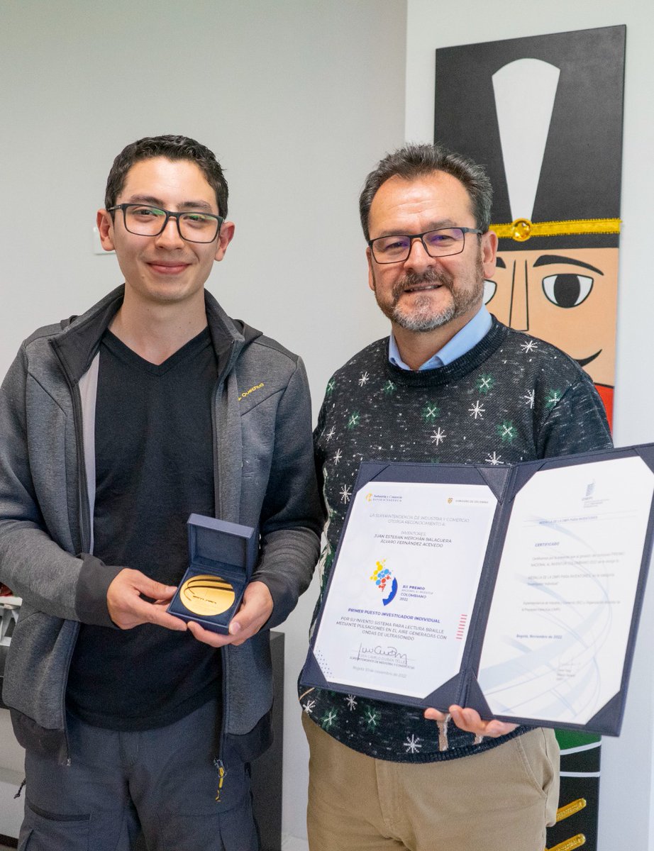 SENABoyaca's tweet photo. El director @SENABoyaca, Ramón Anselmo Vargas, recibió en su despacho a Juan Esteban Merchán, investigador SENNOVA de la entidad, quien lo visitó para compartir con toda la regional,  el XII Premio Nacional al Inventor Colombiano 2022 otorgado por la Superintendencia de... https://t.co/Ge8IAi2c2x