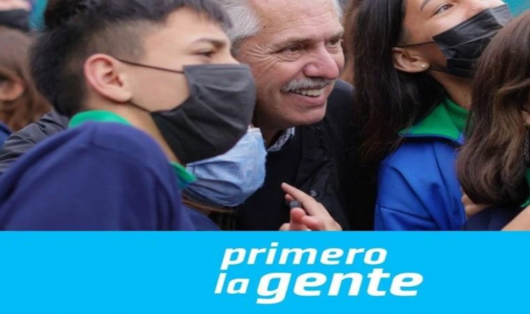 Jofa2010's tweet photo. Cuando se desató la pandemia de Coronavirus en el mundo y se extendió a la Argentina,el gobierno de Alberto y CFK decidió encerrarnos mientras habían fiestas clandestinas en #Olivos y decidió vacunar a todos los funcionarios K y amigos del poder en #vacunatoriosVip
Pero dicen 👇 https://t.co/ywiSqAgdvA
