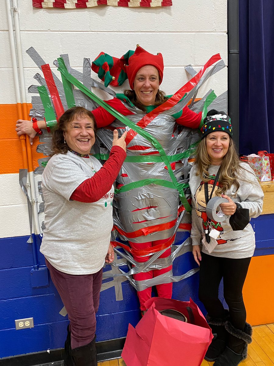Looks like the elves at Goodwin Elementary got caught!! <a href="/AldoCalderin/">Dr. Aldo Calderin</a> <a href="/D99Cicero/">Cicero District 99</a>
