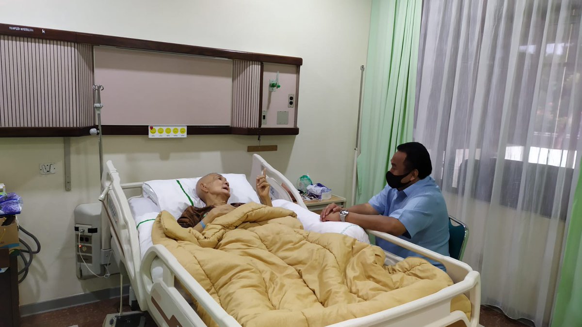 Wakil Presiden RI ke-6 Jenderal TNI (Purn) Tri Sutrisno saat ini sedang Sakit. Beliau adalah negarawan yang tidak pernah lelah berbuat terbaik untuk Bangsa dan Negara. Mohon doanya semoga Allah SWT memberikan kesembuhan. Aamiin YRA