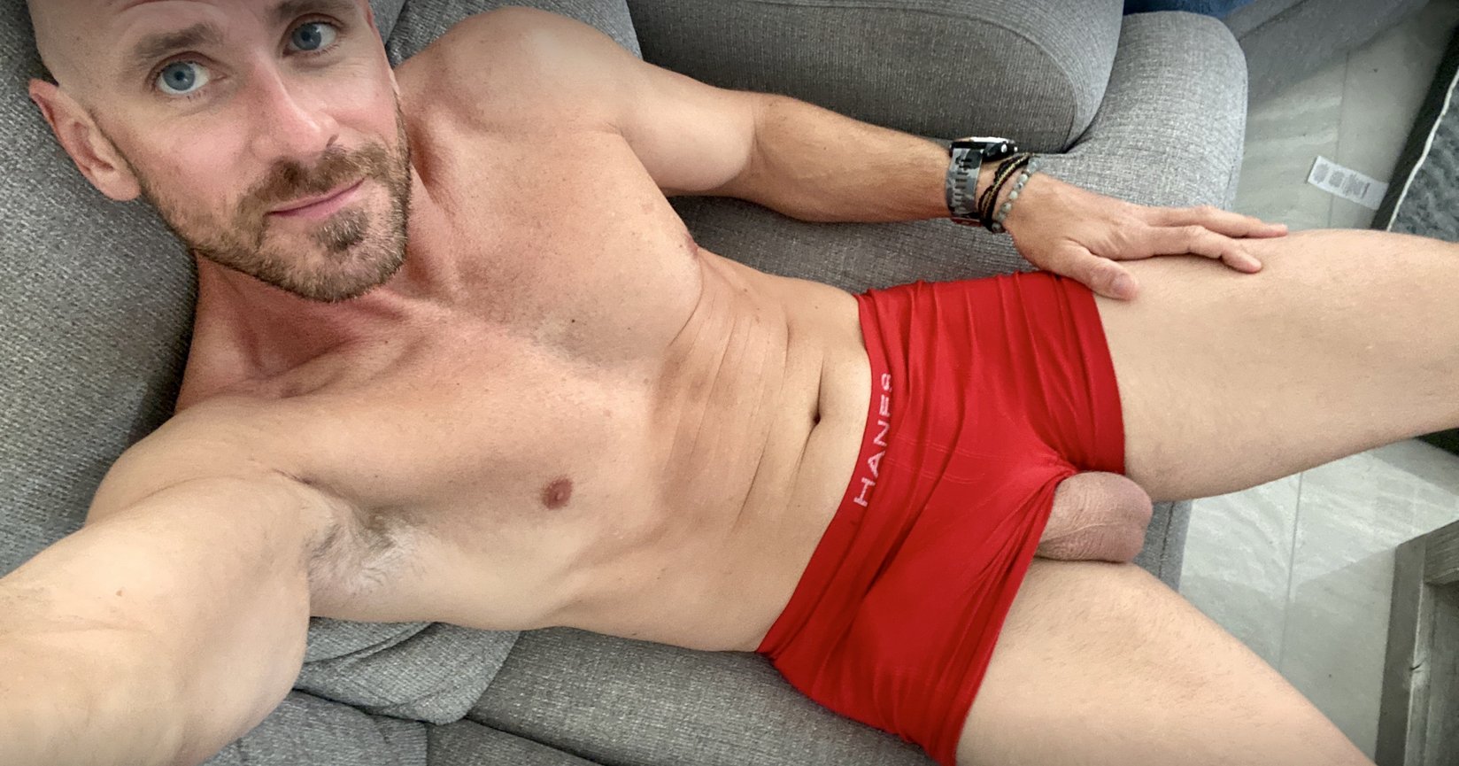 This is 100% the male equivalent of a nip slip😂 what do you guys think? https://t.co/egjRjDub66