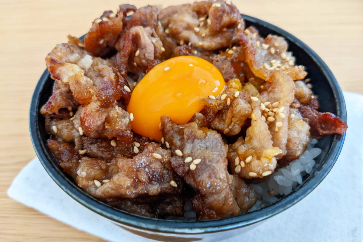 カリカリがやみつきに！「豚こま甘酢揚げ丼」が美味しすぎる！