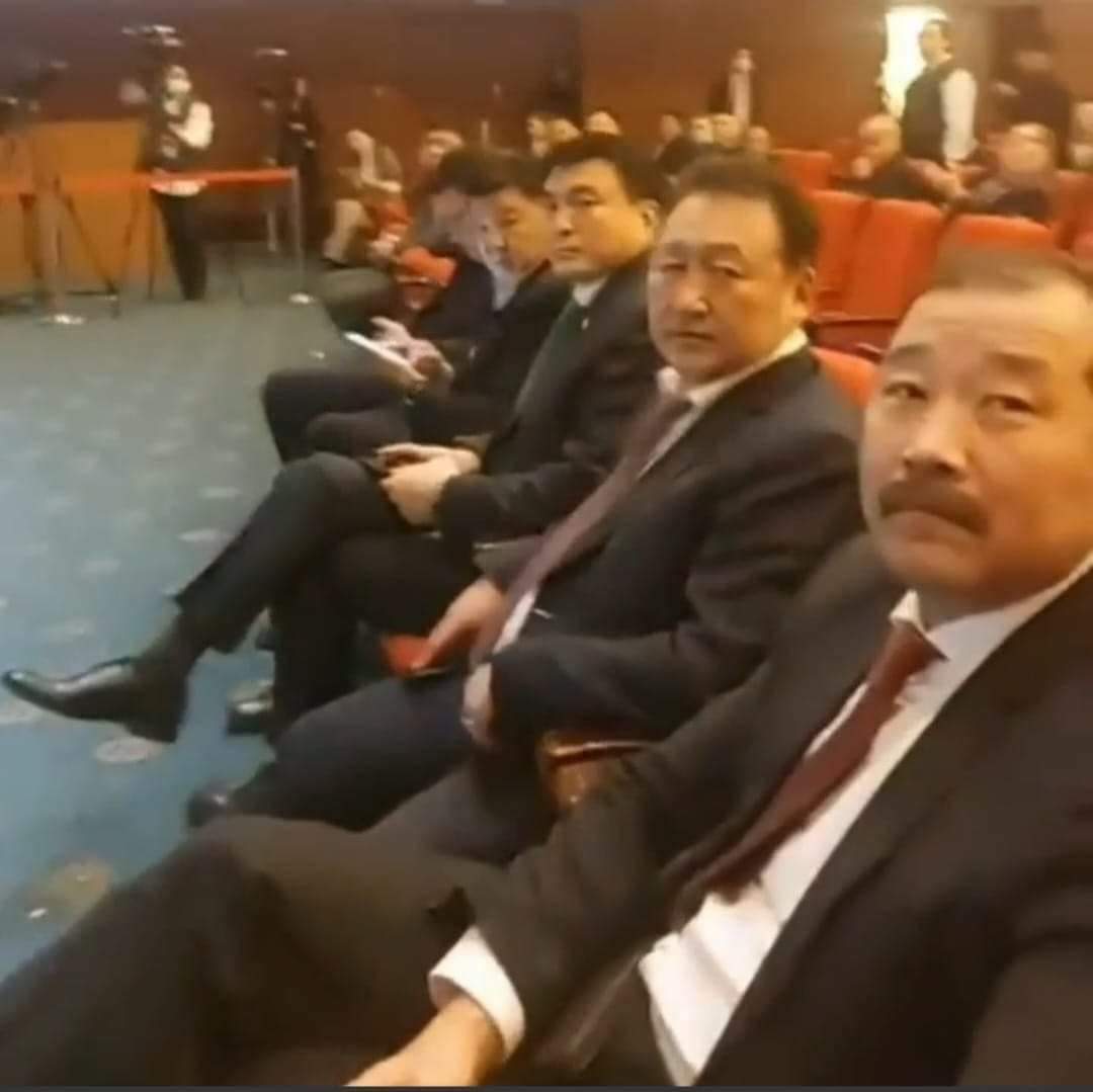 Хөөе ХУЛГАЙЧУУДАА гэсэн чинь бүгд харж байна лээ ямарч байсан нэрээ мэддэг юм байн. 30 жил Ард иргэдийн боломжийг хулгайлсан хүний сүгнүүд...