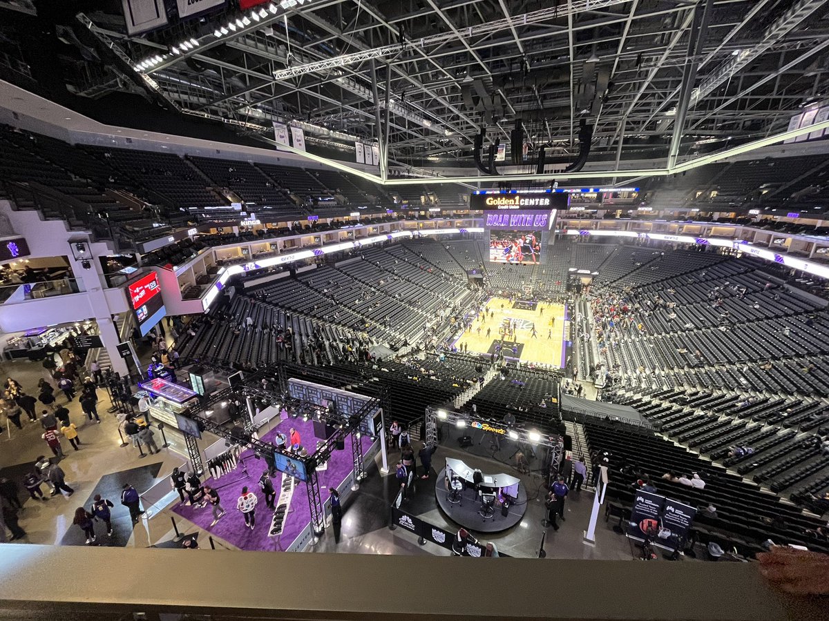 cbcarlay's tweet photo. Not a kings fan but I’m in the building #lightthebeam #GoldenOneCenter @SacramentoKings @Lakers https://t.co/zuSjTzTG2L