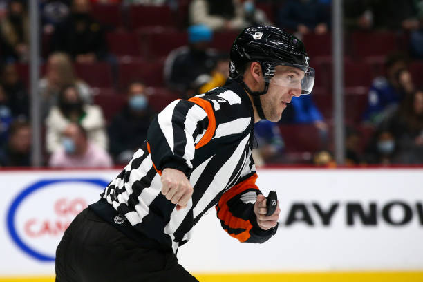 ScoutingTheRefs's tweet photo. Refs Garrett Rank and Tom Chmielewski are working #Yotes #VegasBorn with Kilian McNamara and CJ Murray 
https://t.co/WSUA3Be0Y2 
#ARI #VGK #ARIvsVGK #Yotes #GoldenKnights #NHL https://t.co/vzWVUpYiSw