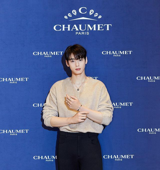 ChaEunwooINTL's tweet photo. 📸Elle Singapore IG
Brand Ambassador #ChaEunWoo attended #CHAUMET boutique opening last week 🌟
Like, comment,save & share
🖇️https://t.co/4t8JDFzgNA
#쇼메 #차은우 #COUNTDOWNTO12 #CROWNYOURSTYLE #BEEMYLOVE #CHAUMETLIENS
@Chaumet https://t.co/bpQsw81ZWC