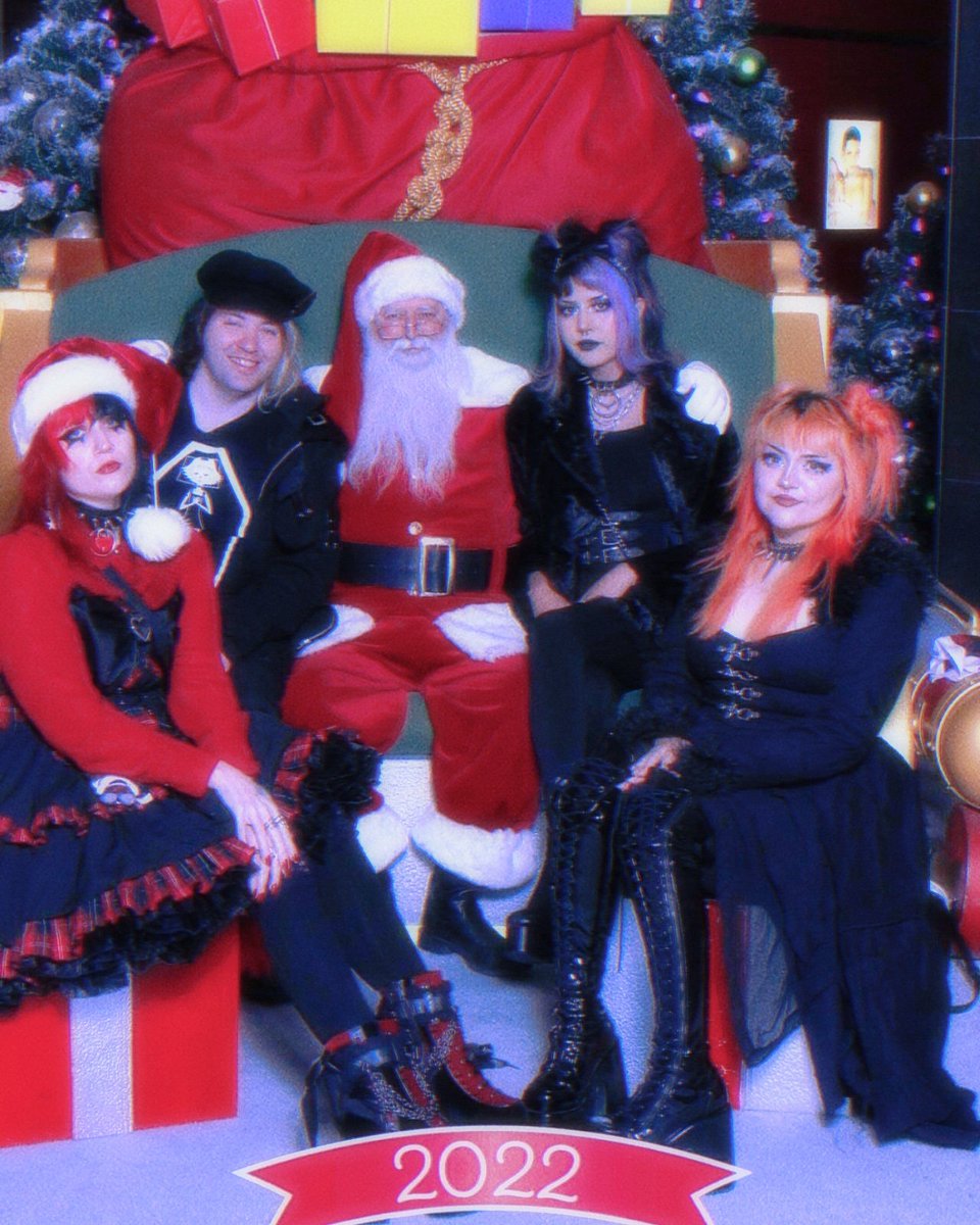 kayla_kitsune's tweet photo. Pics with Santa π€π
π€
#picswithsanta #goth #alt #emo #lolitafashion https://t.co/qwy6yJGIOM