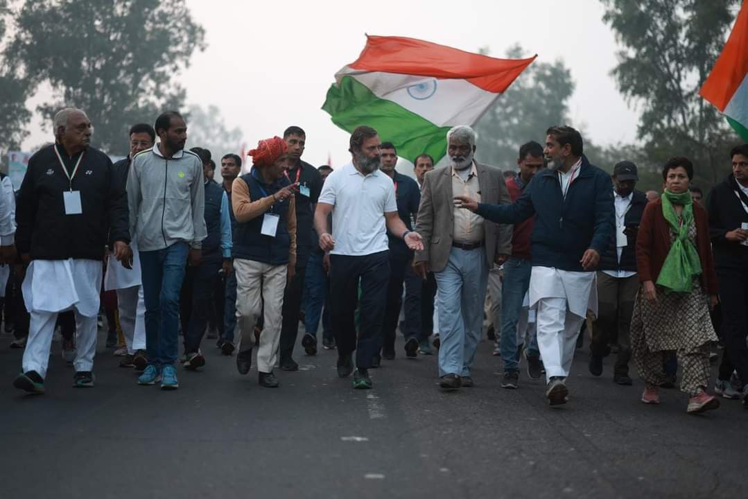 नफ़रत का अंधेरा कितना घना क्यूँ न हो,
आने वाले सवेरे को नहीं रोक सकता!

चलते चलो, बढ़ते चलो।
#BharatJodoYatra