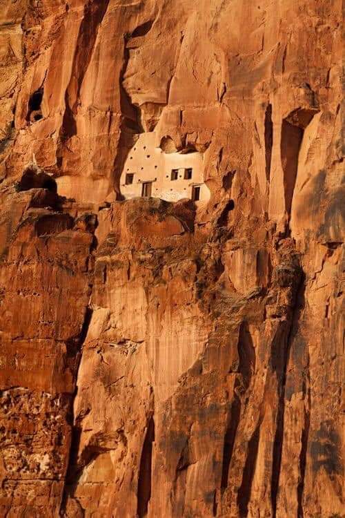 archeohistories's tweet photo. Abba Yohani Church in the Tigray Region of Ethiopia. Located halfway up a 300m high sheer cliff face, the church was built in 4th Century CE, by Abune Aron Ze Gamche who had received help from Axumite Emperor Gebremeskel.

#archaeohistories https://t.co/xs5iSuX7bm