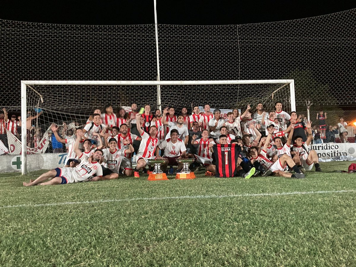 ¡Se cortó! Hace 21 años había sido la última vuelta. En 2001 ya éramos el club más ganador. ¿Hoy? 15+1. Seguimos siendo el más grande y ganador del Oeste. ¡Salud campeones! A lo Albi se vive mejor 🏆16. 🇵🇪🇵🇪🇵🇪